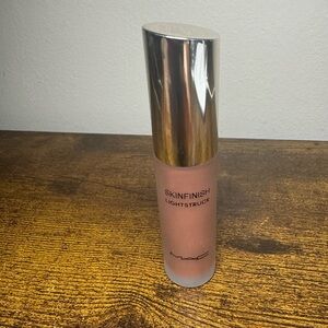 Mac skinfinish lightstruck liquid highlighter cherry chrome